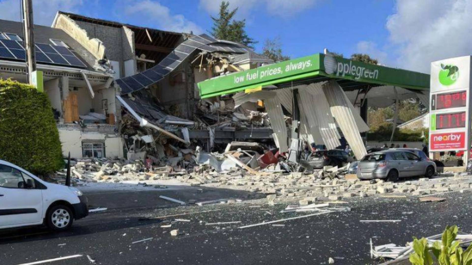 من موقع الانفجار