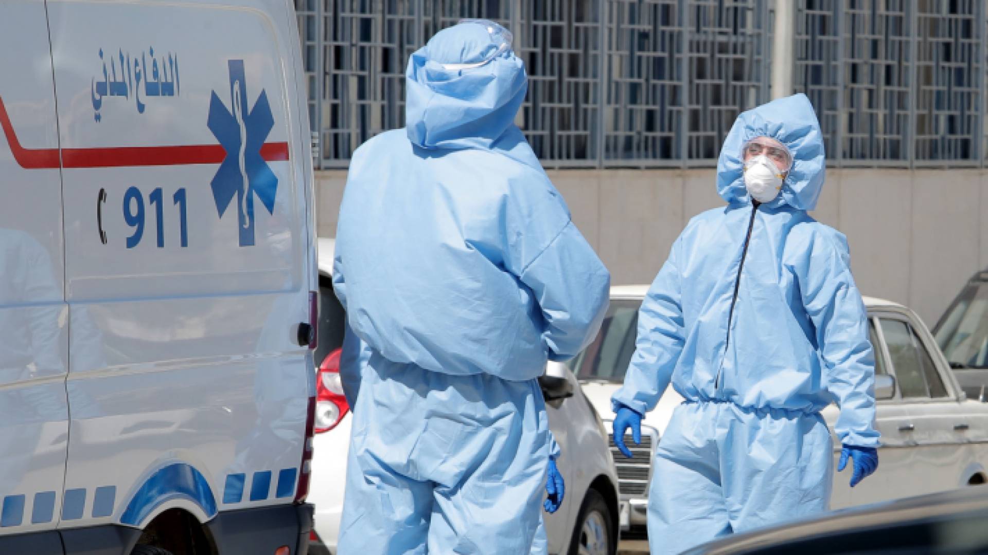 كوادر طبية ترتدي ملابس وقائية من فيروس كورونا