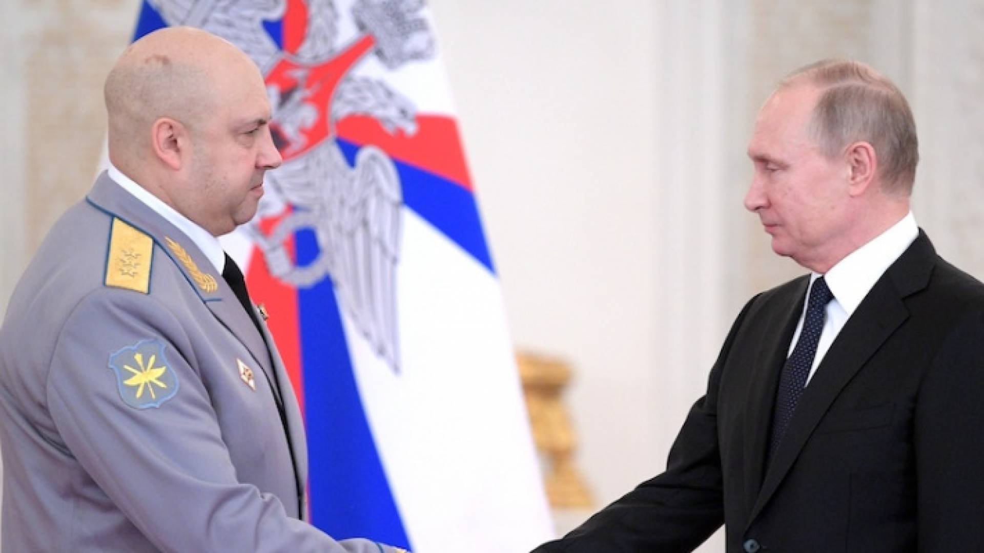 الجنرال سيرجي سوروفيكين إلى جانب الرئيس الروسي بوتين