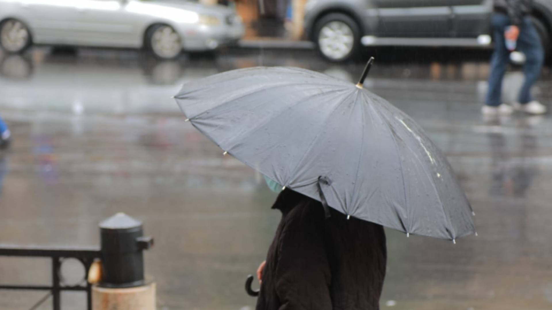 شخص يحمل مظلة