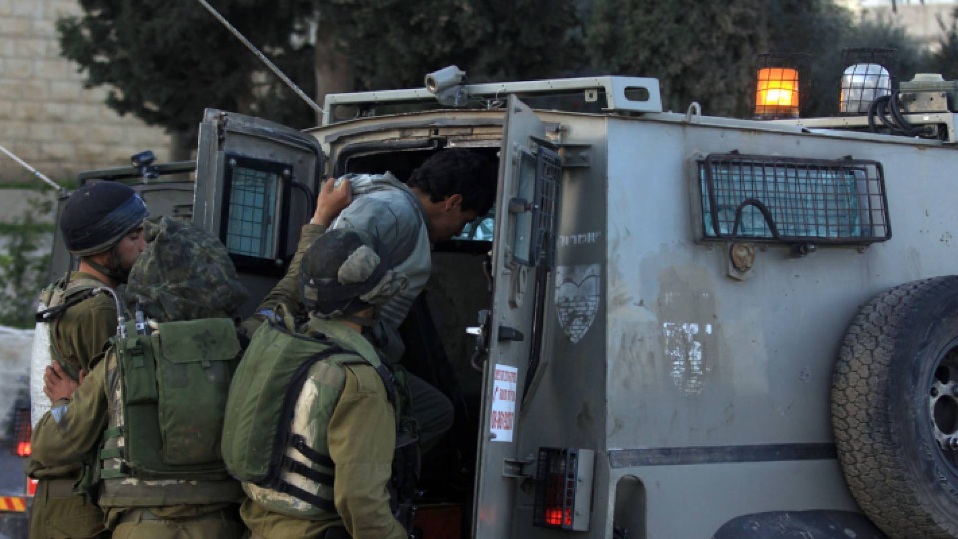 الاحتلال يعتقل فلسطينيا - أرشيفية