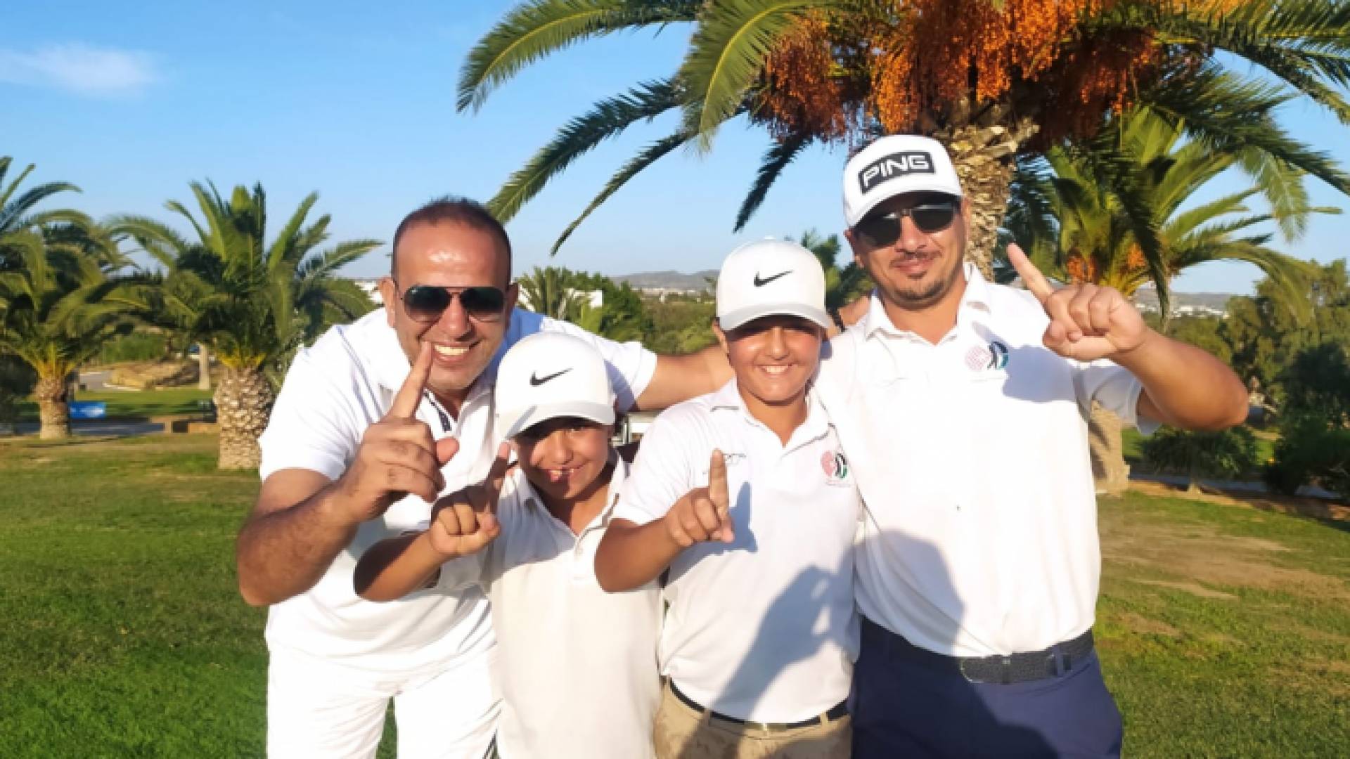 لاعبان من المنتخب الوطني للجولف