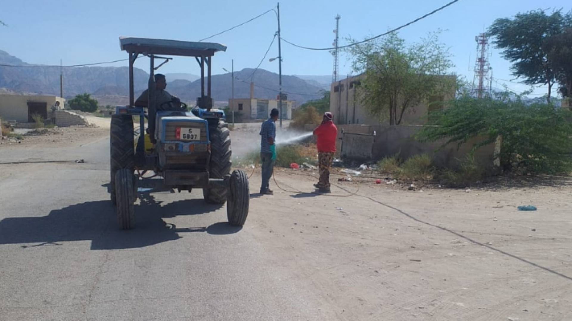 كوادر الوزارة أثناء مكافحة الذباب في الأغوار