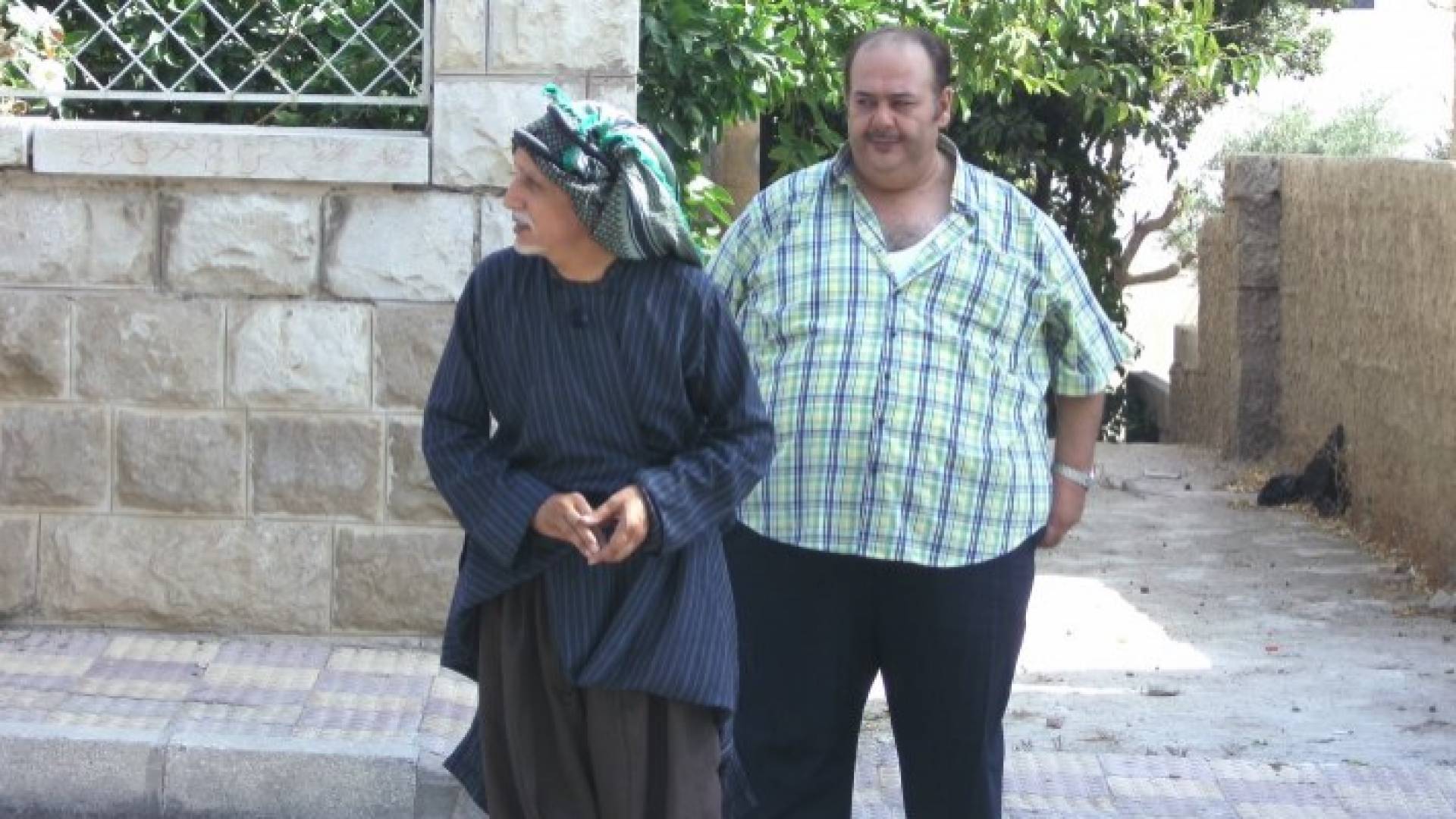 الفنان الراحل محمود صايمة إلى جانب الفنان حسين طبيشات