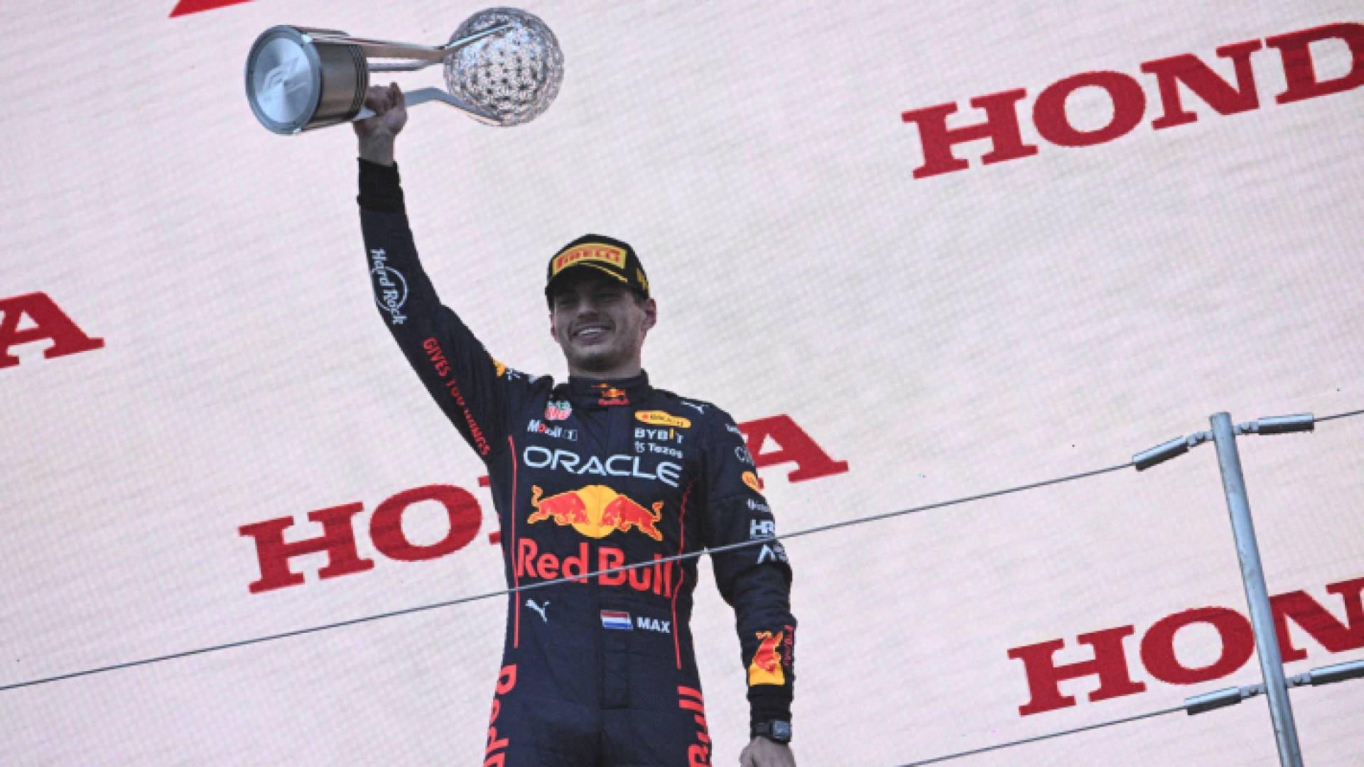 ماكس فيرشتابن يرفع كأس بطولة العالم في الفورمولا 1