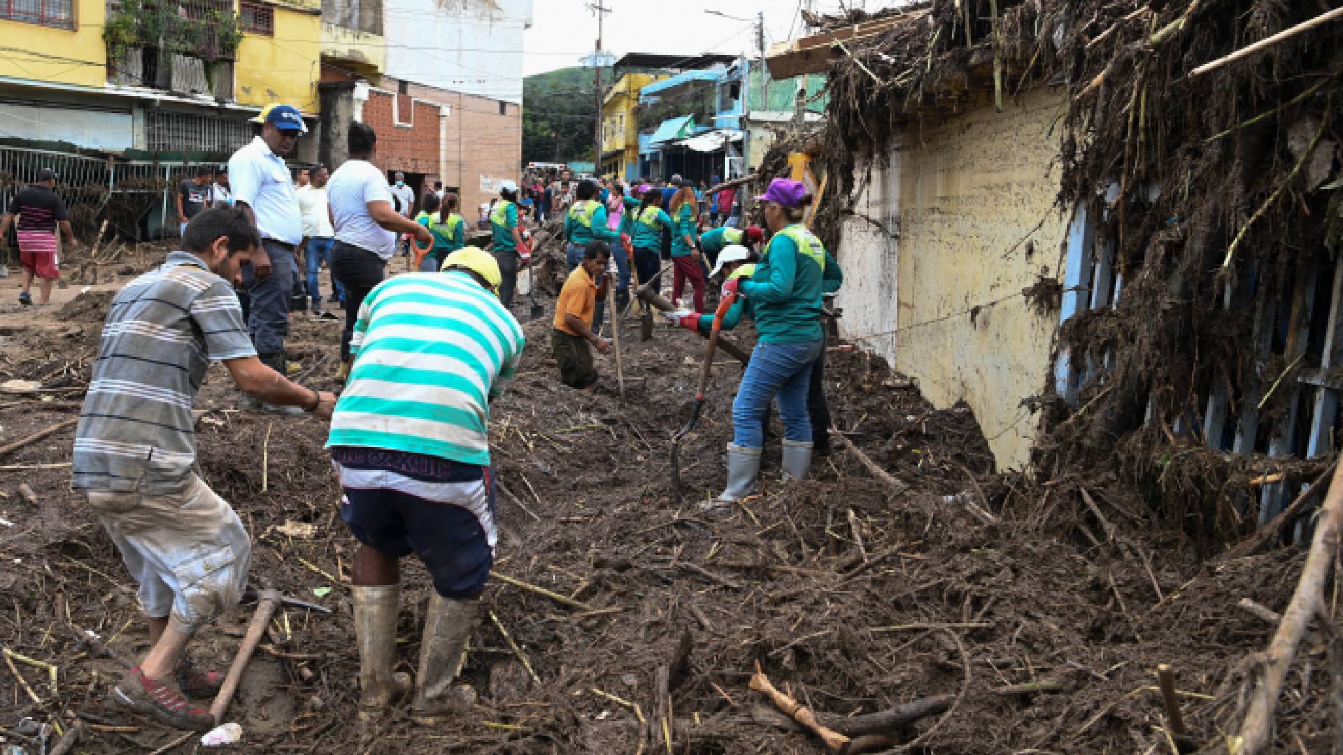 الصورة خلال البحث عن مفقودين - AFP