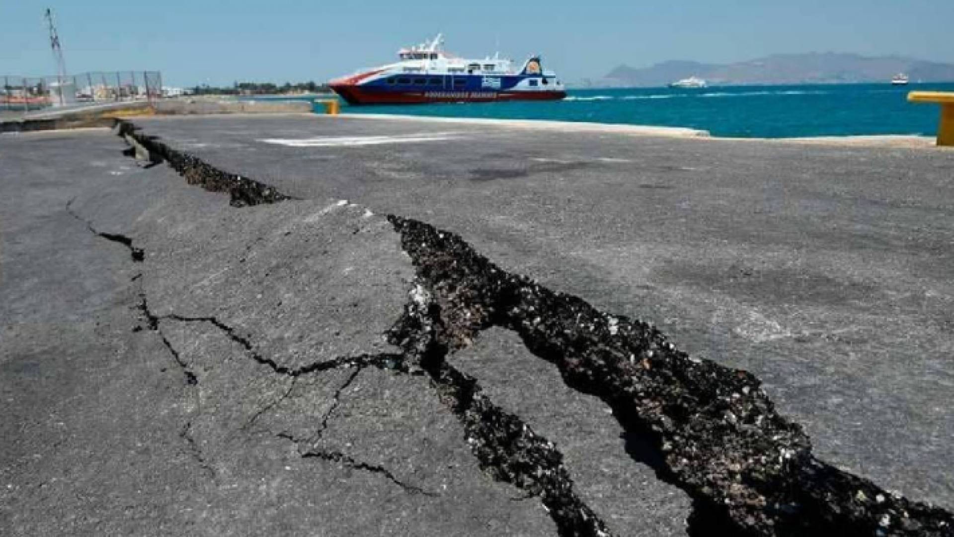 شارع تصدع نتيجة زلزال في اليونان في العام 2020