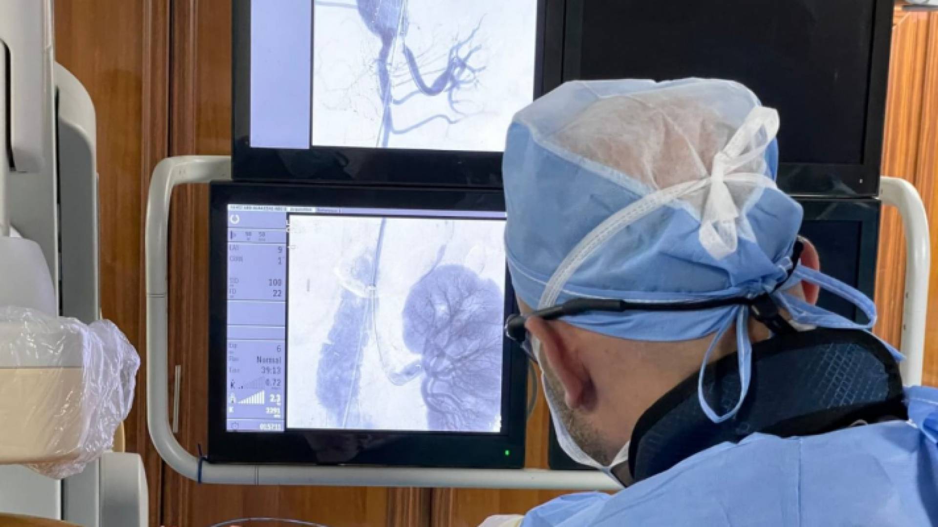 الطبيب أثناء تشخيص المريض