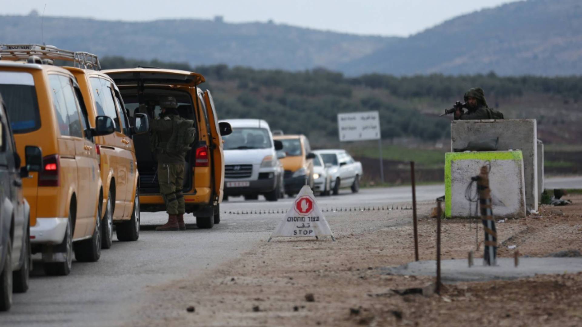 مركبات تقف على حاجز قلنديا العسكري