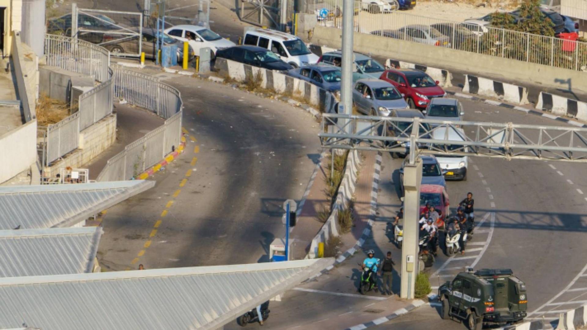 قوات الاحتلال تفرض حصارا مشددا على مخيم شعفاط