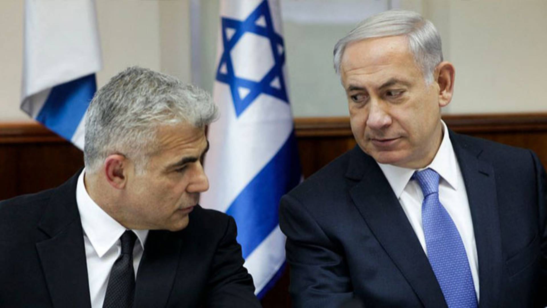 رئيسا الوزراء الاحتلال الإسرائيلي السابق بنيامين نتنياهو (يمين) والحالي يائير لابيد (يسار)