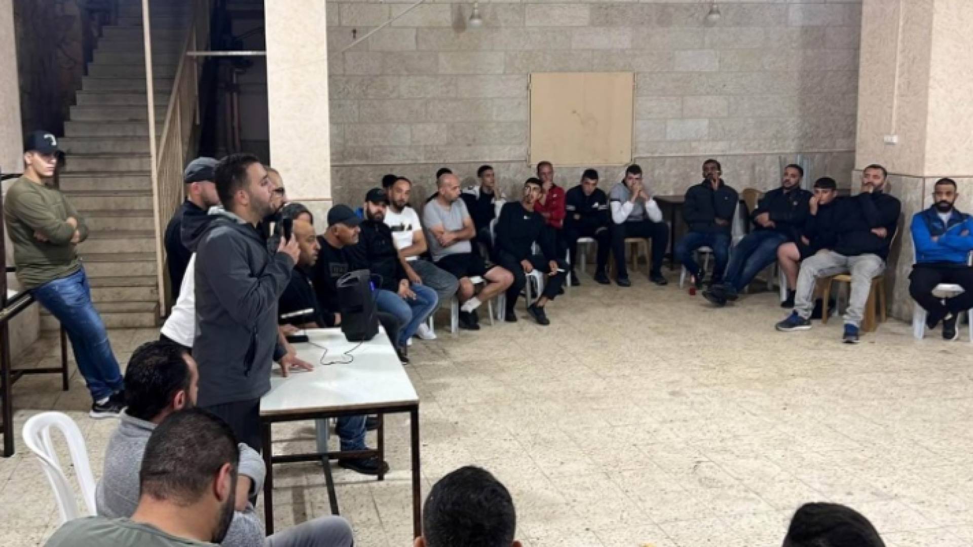 جانب من الاجتماع الذي نظمه الأهالي في المخيم