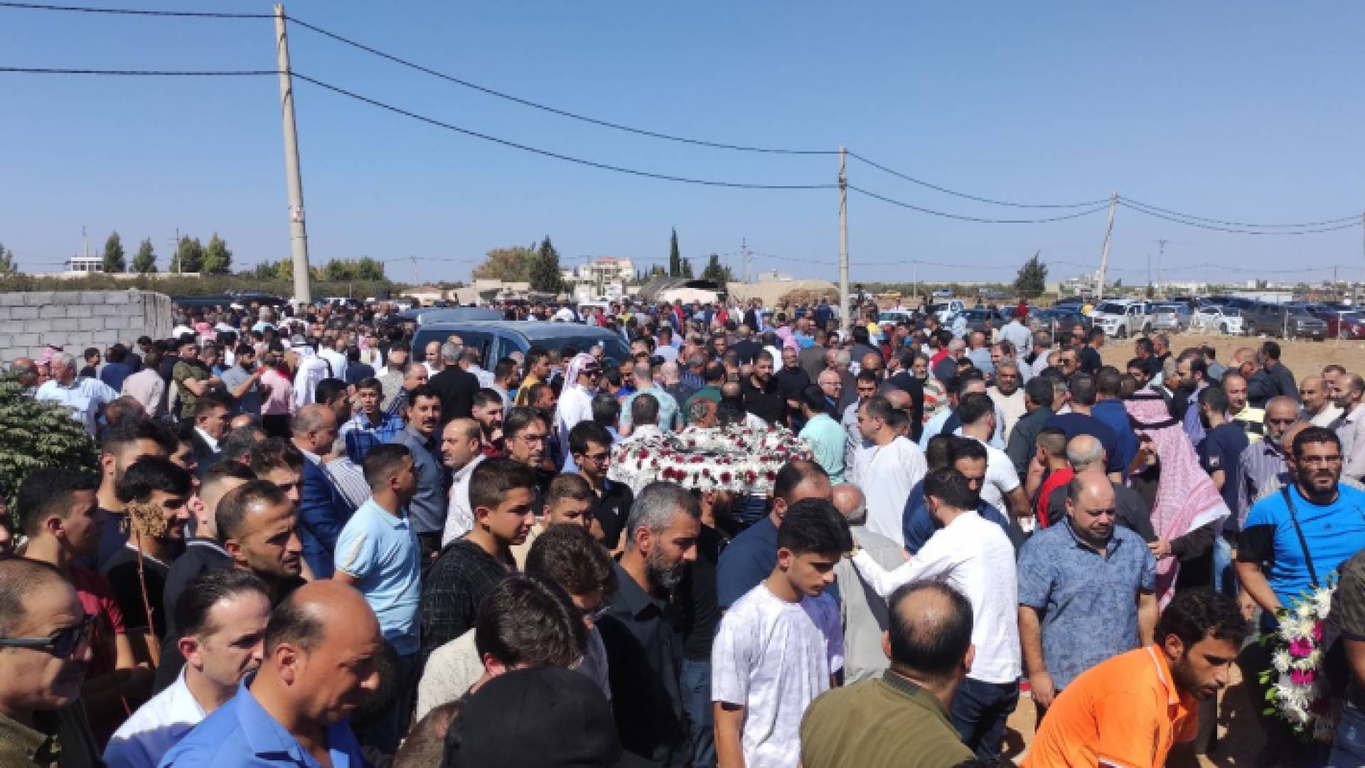 أثناء تشييع جثمان رئيس نادي الرمثا الأسبق عبد الحليم سمارة