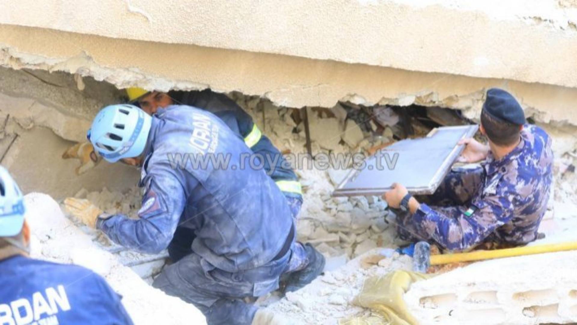 فرق البحث والإنقاذ أثناء بحثها عن المفقودين في حادثة انهيار بناية اللويبدة - أرشيف