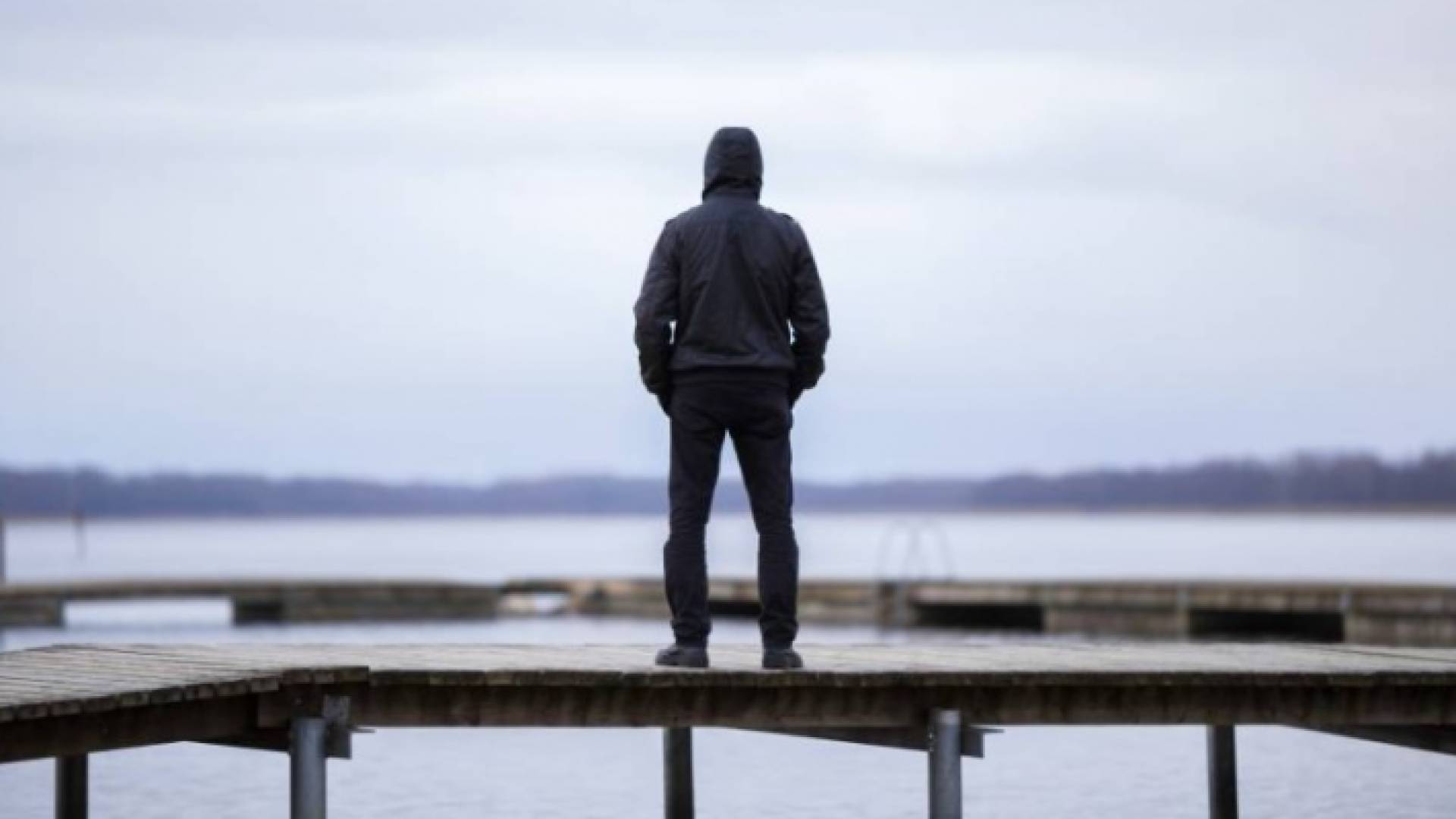 شاب يقف وحيدا - تعبيرية