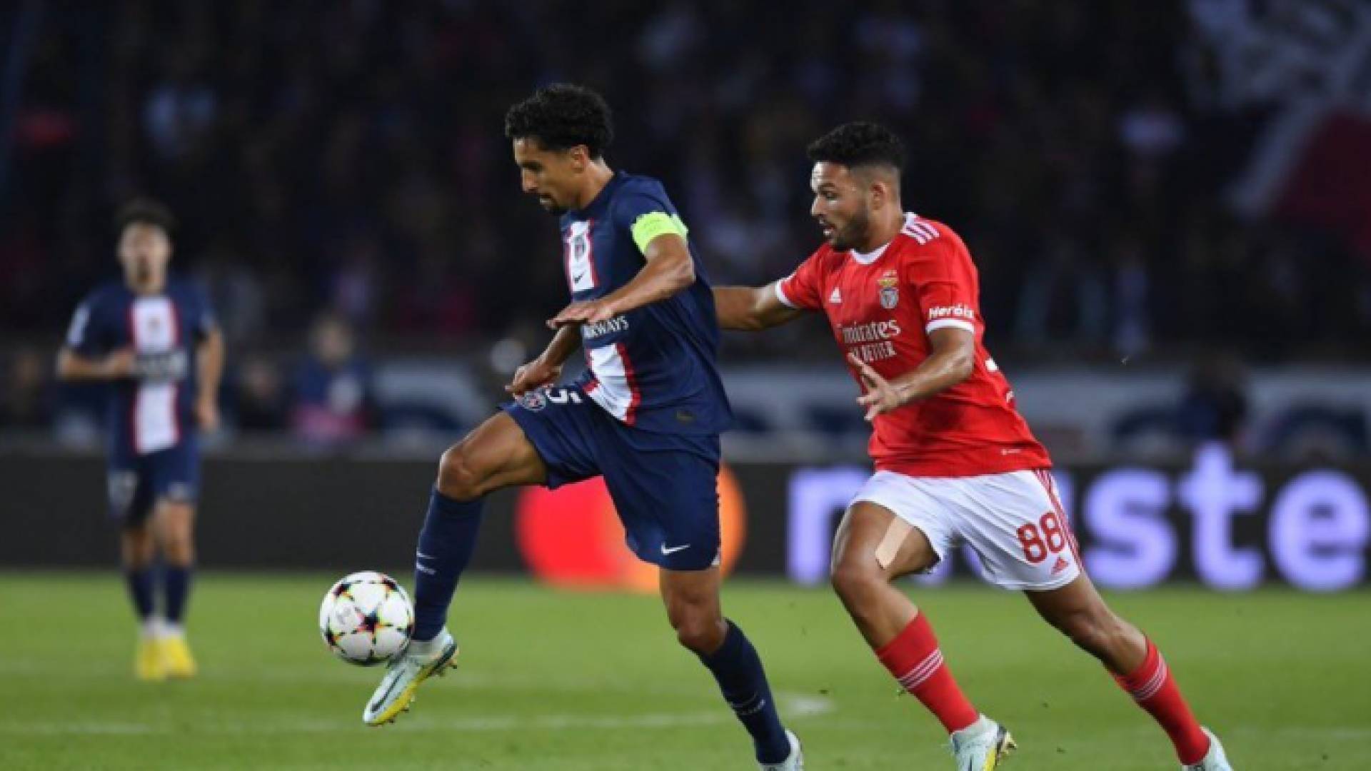جانب من مباراة باريس سان جيرمان وبنفكيا البرتغالي