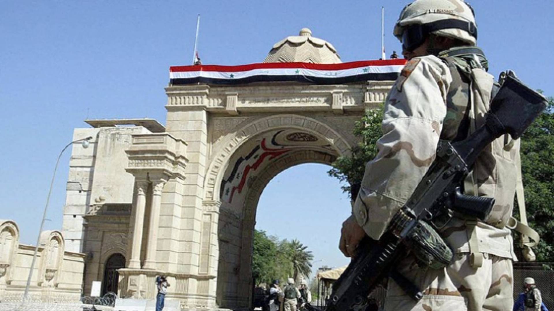 عنصر أمني أثناء وقوفه في شارع بالمنطقة الخضراء في بغداد