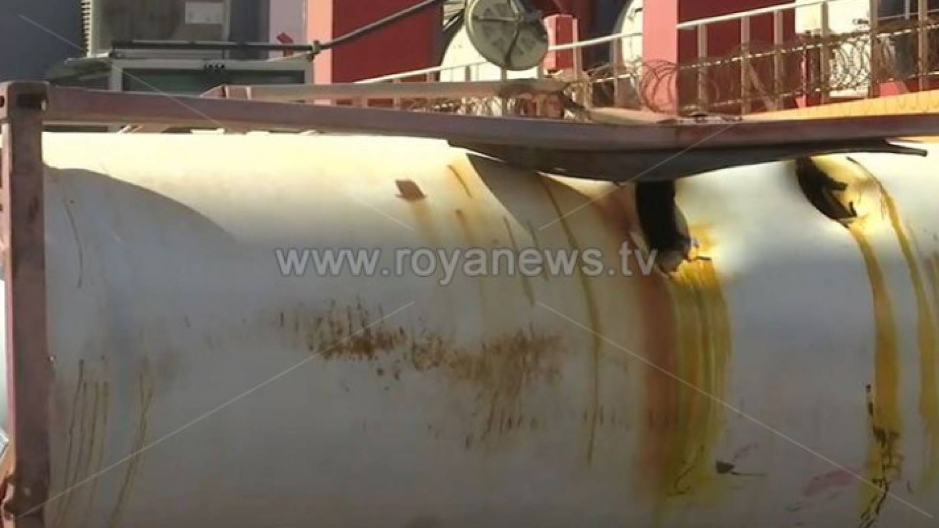 جانب من سقوط صهريج غاز سام في ميناء العقبة