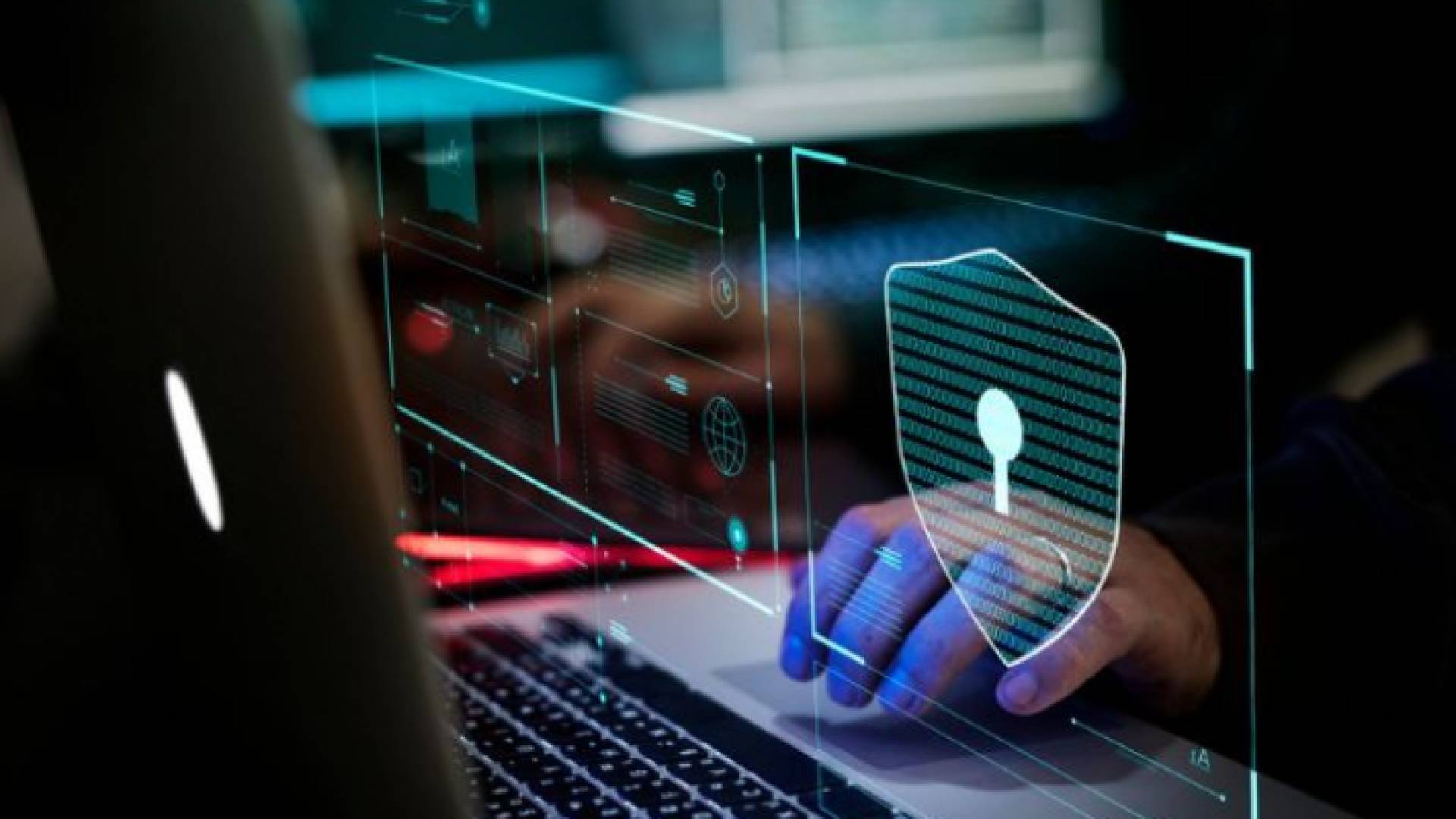 صورة تعبيرية لشخص يستخدم جهاز الحاسوب