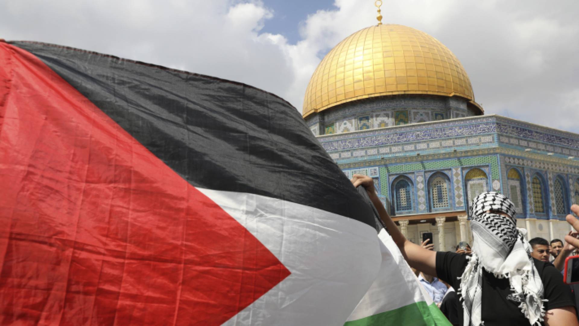 فلسطينيون أمام المسجد الأقصى