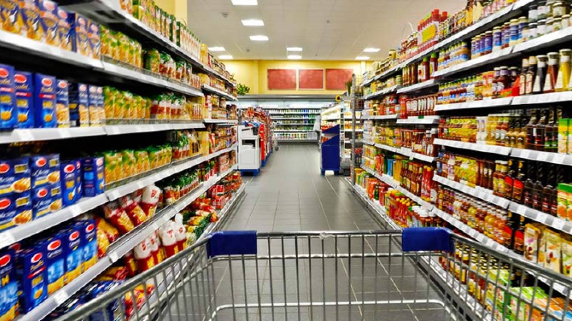 أصناف من السلع الغذائية المعروضة