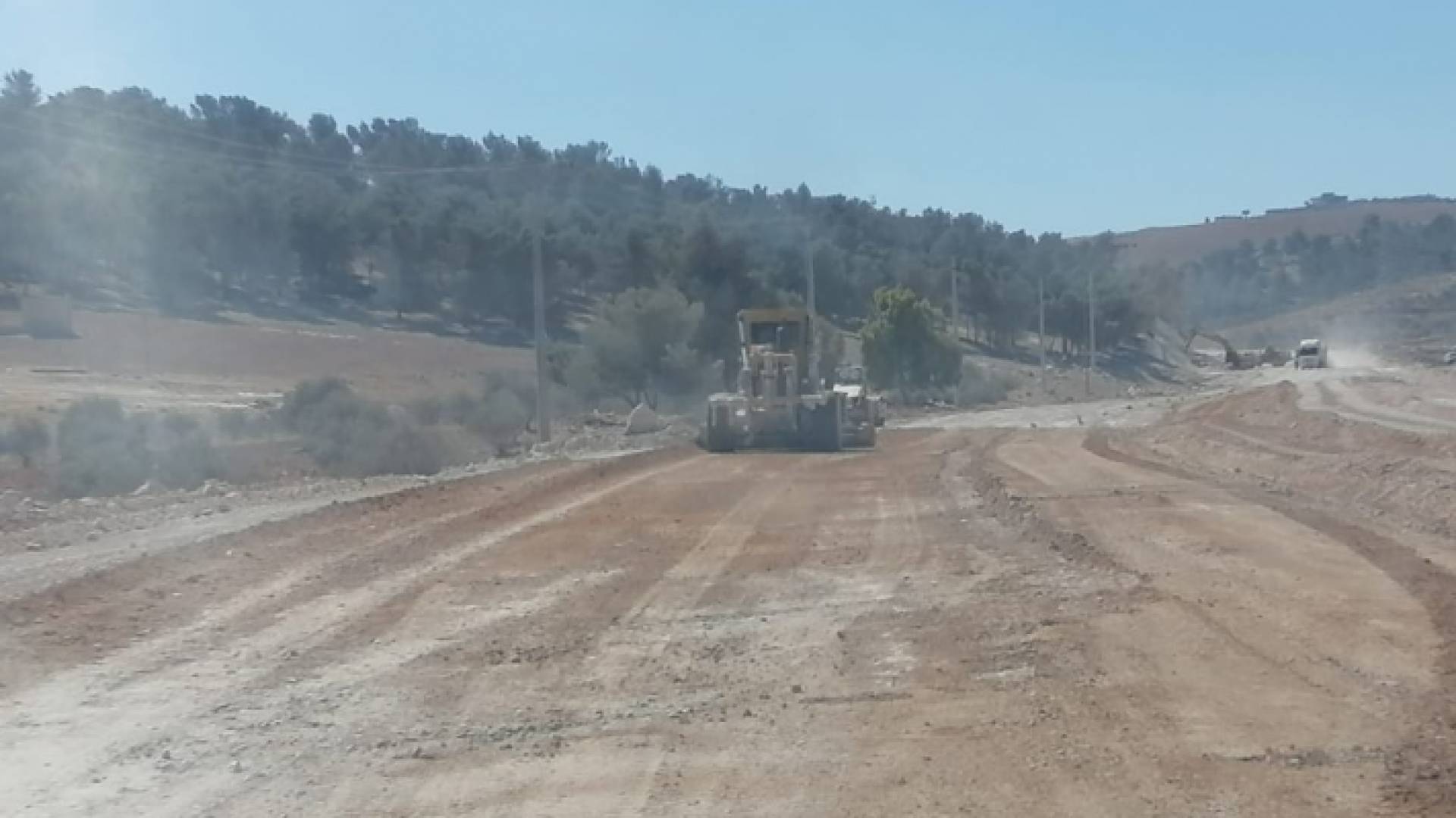 جانب من أعمال الصيانة التي تجريها وزارة الأشغال