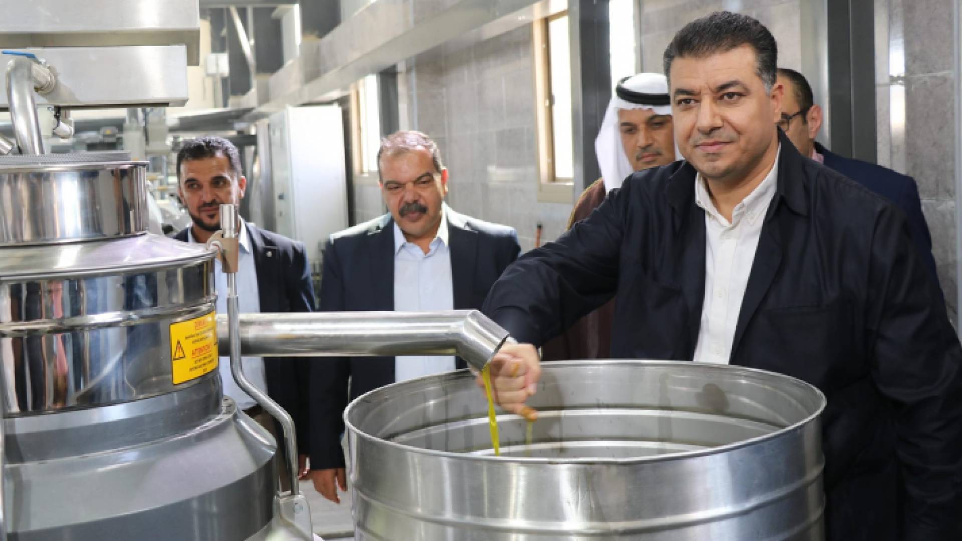 وزير الزراعة خالد الحنيفات داخل معصرة زيتون