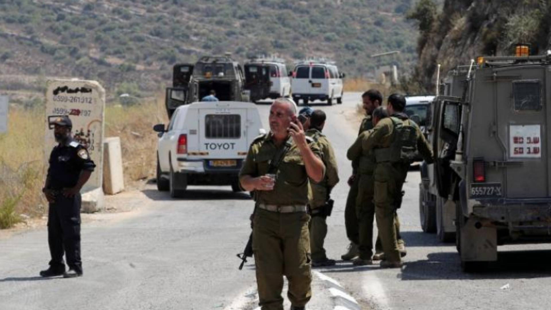 جنود من جيش الاحتلال أمام مدخل بلدة فلسطينية