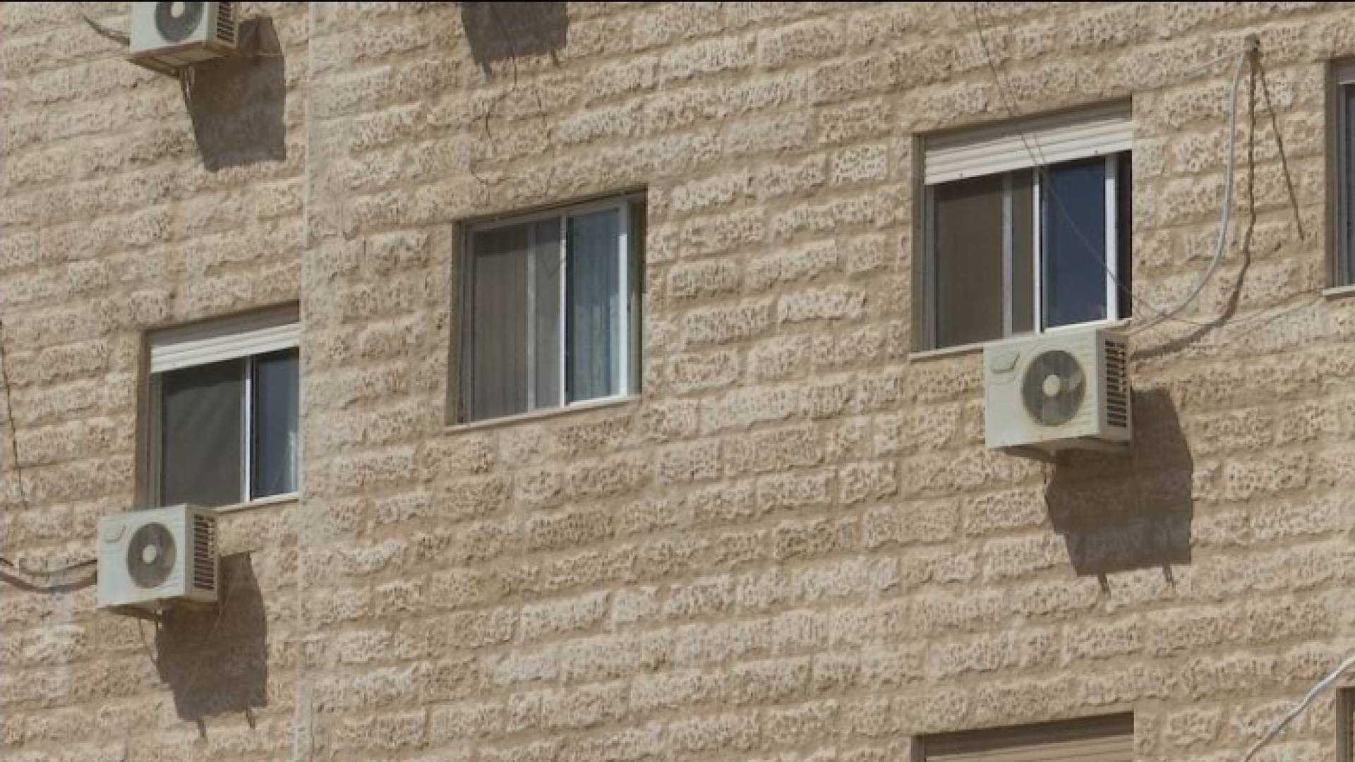 إحدى العمارات المعرضة لتشققات