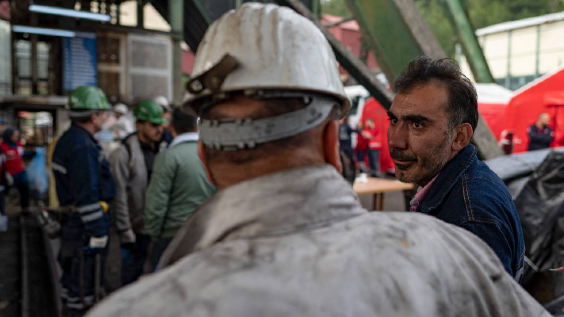 أحد المنقذين يبكي خارج منجم فحم بعد انفجار في أماسرا