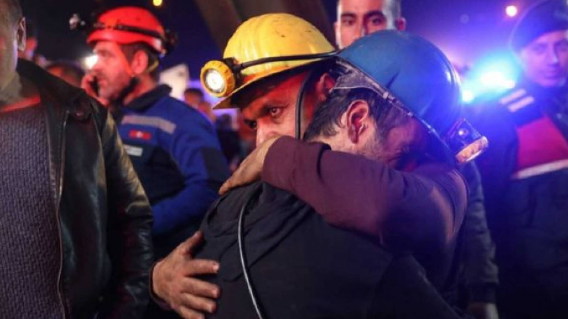 عمال المنجم يبكون ضحايا الانفجار