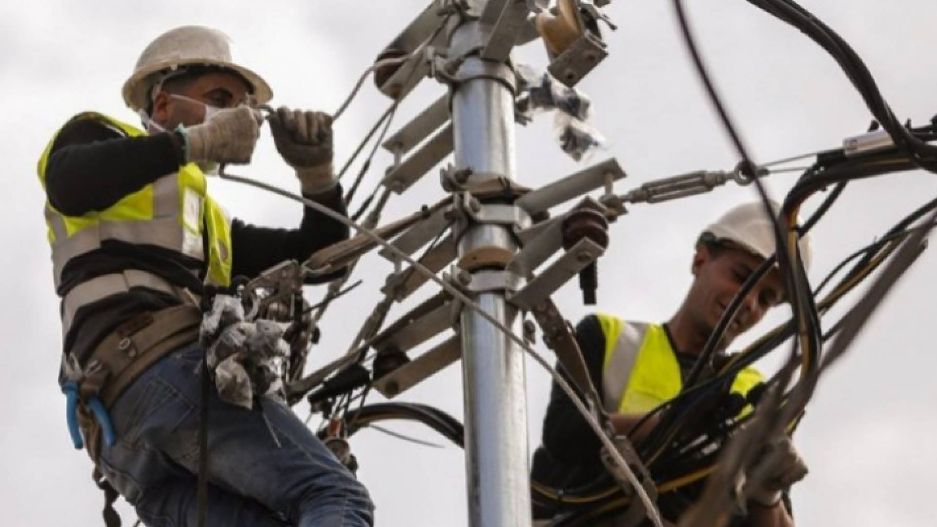 عاملون في الكهرباء