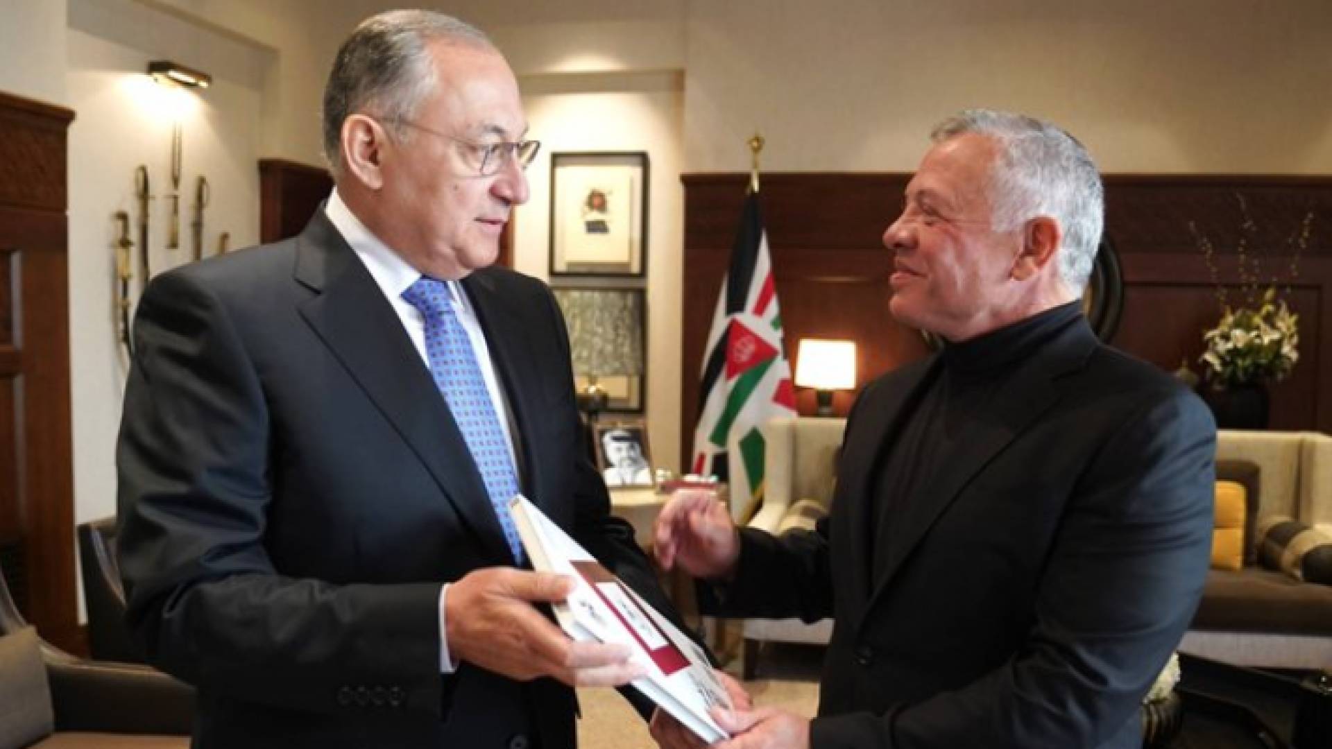 جانب من تسليم التقرير السنوي لهيئة النزاهة ومكافحة الفساد