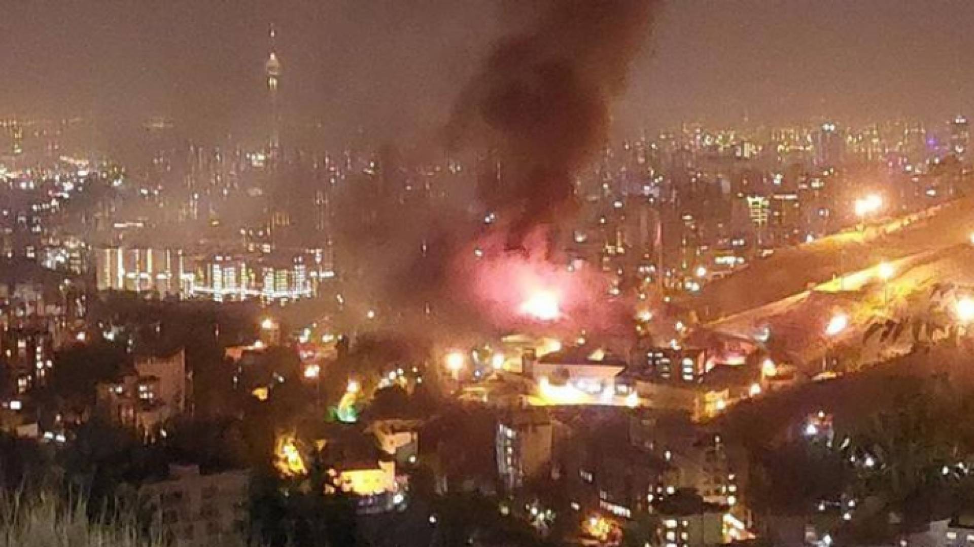 د نيران ودخان يتصاعد من مبنى السجن