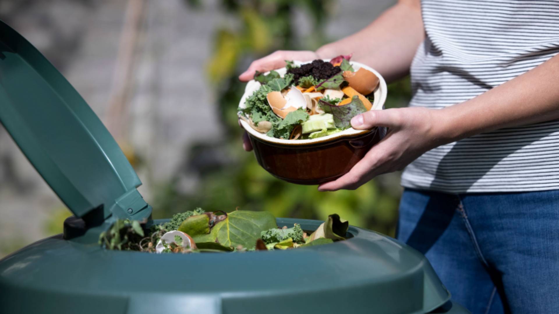 سيدة ترمي بقايا الطعام في القمامة - تعبيرية