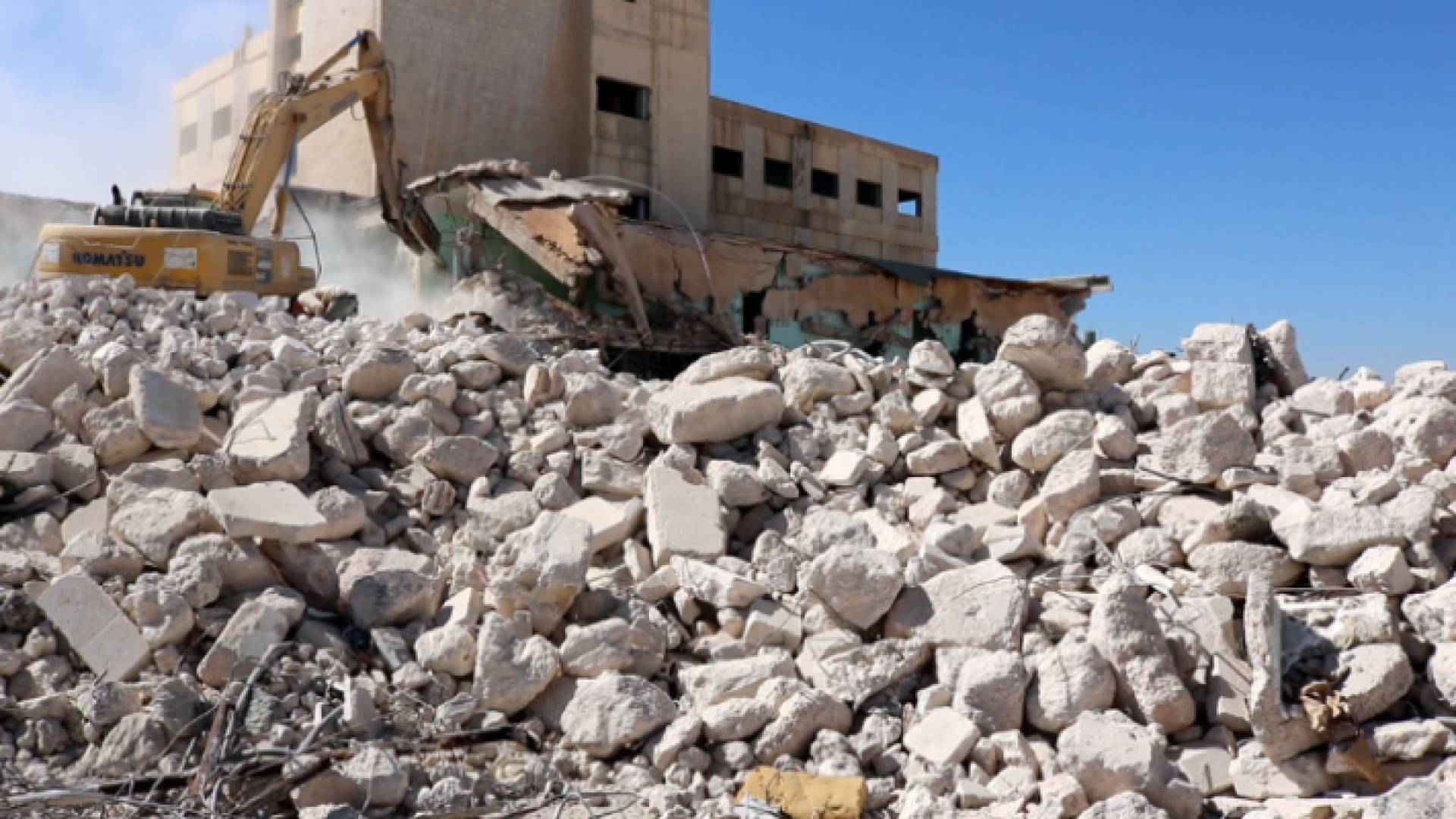 هدم مستشفى الزرقاء الحكومي القديم