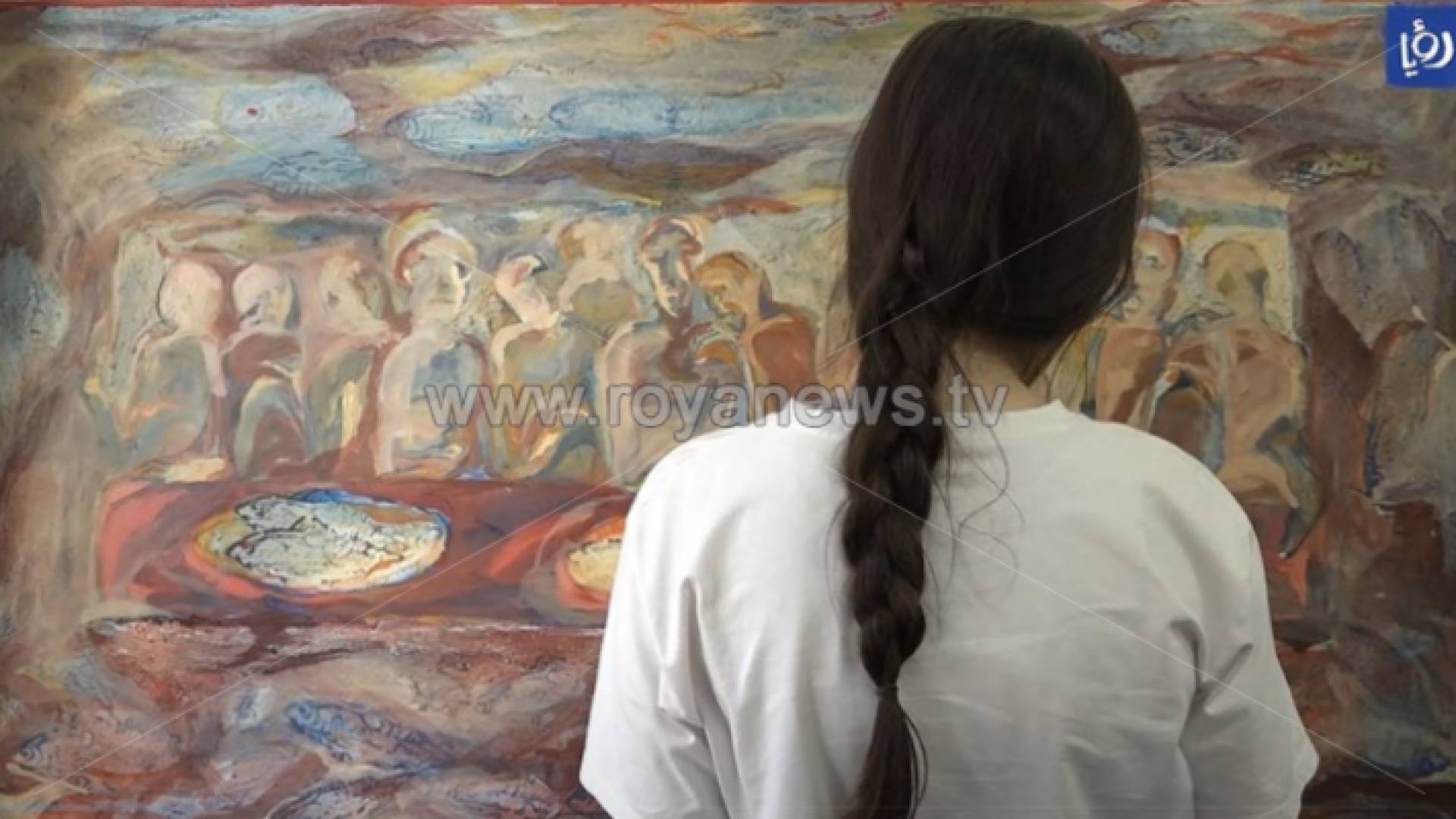 فنانة سورية ترسم لوحة في ورشة "وصل"