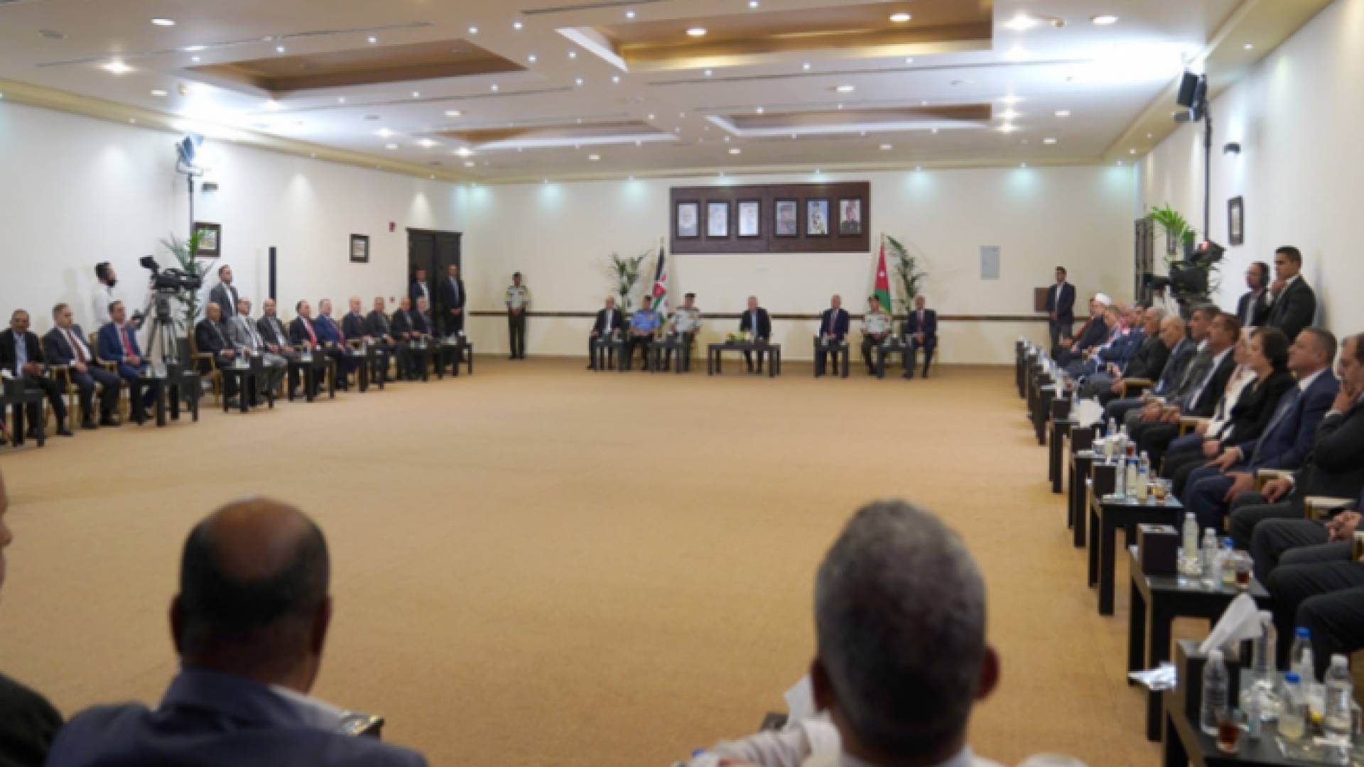 جلالة الملك عبدالله الثاني يلتقي متقاعدين عسكريين في نادي ضباط إقليم الشمال