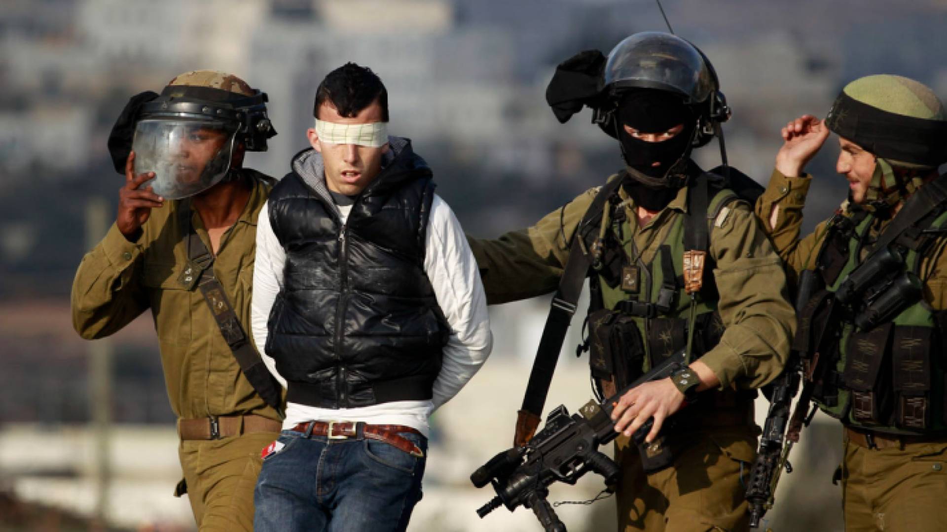 قوات الاحتلال أثناء اعتقال فلسطيني - أرشيفية