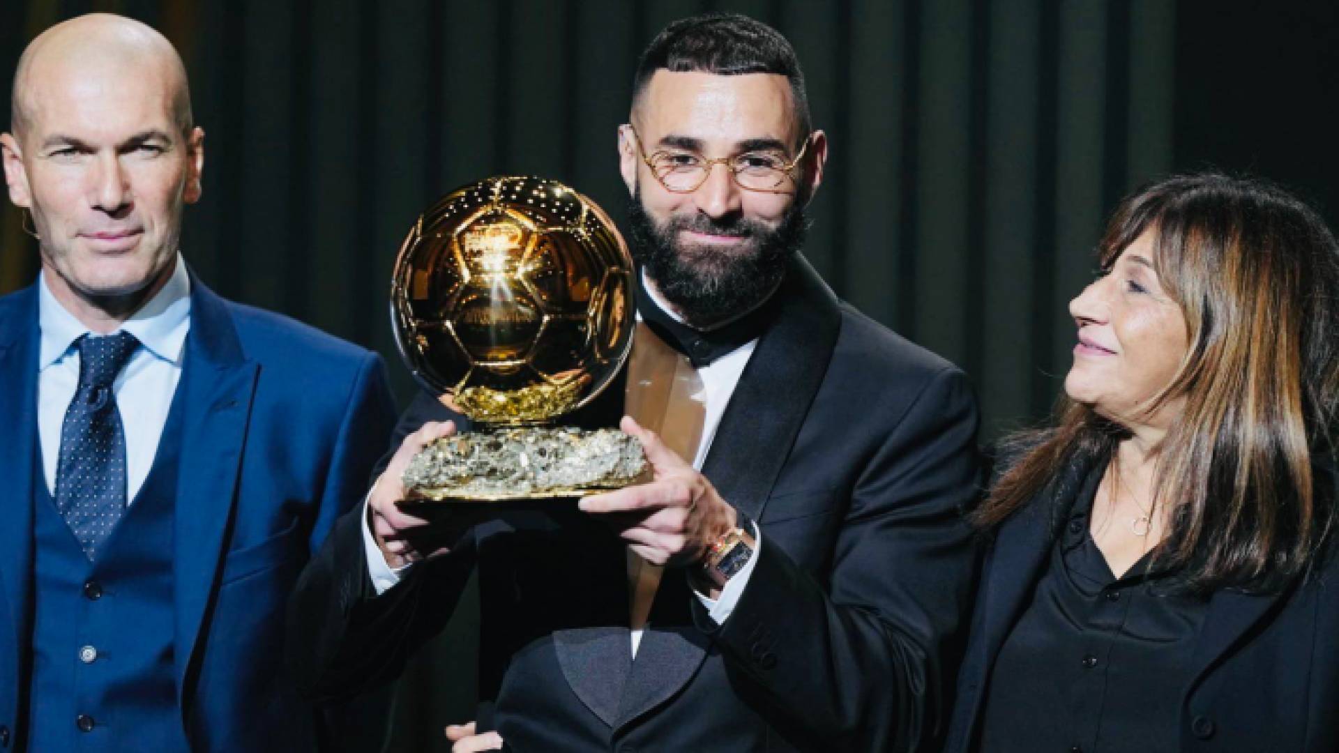 بنزيما يتوج بالكرة الذهبية