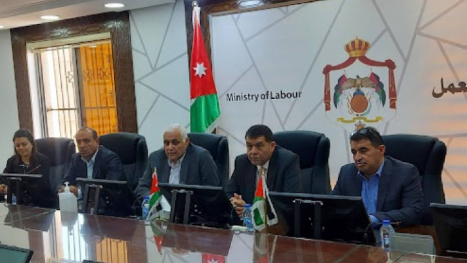 وزير العمل نايف استيتية (الثاني من اليمين)