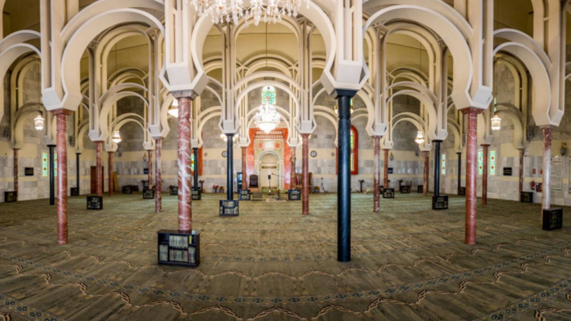 لقطة داخل مسجد