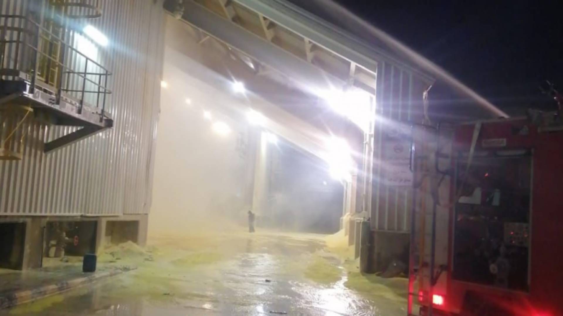 أثناء إخماد كوادر الدفاع المدني للحريق