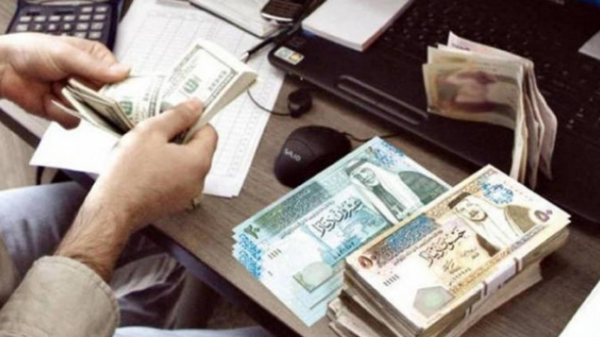 أوراق نقد أردني إلى جانب الدولار الأمريكي