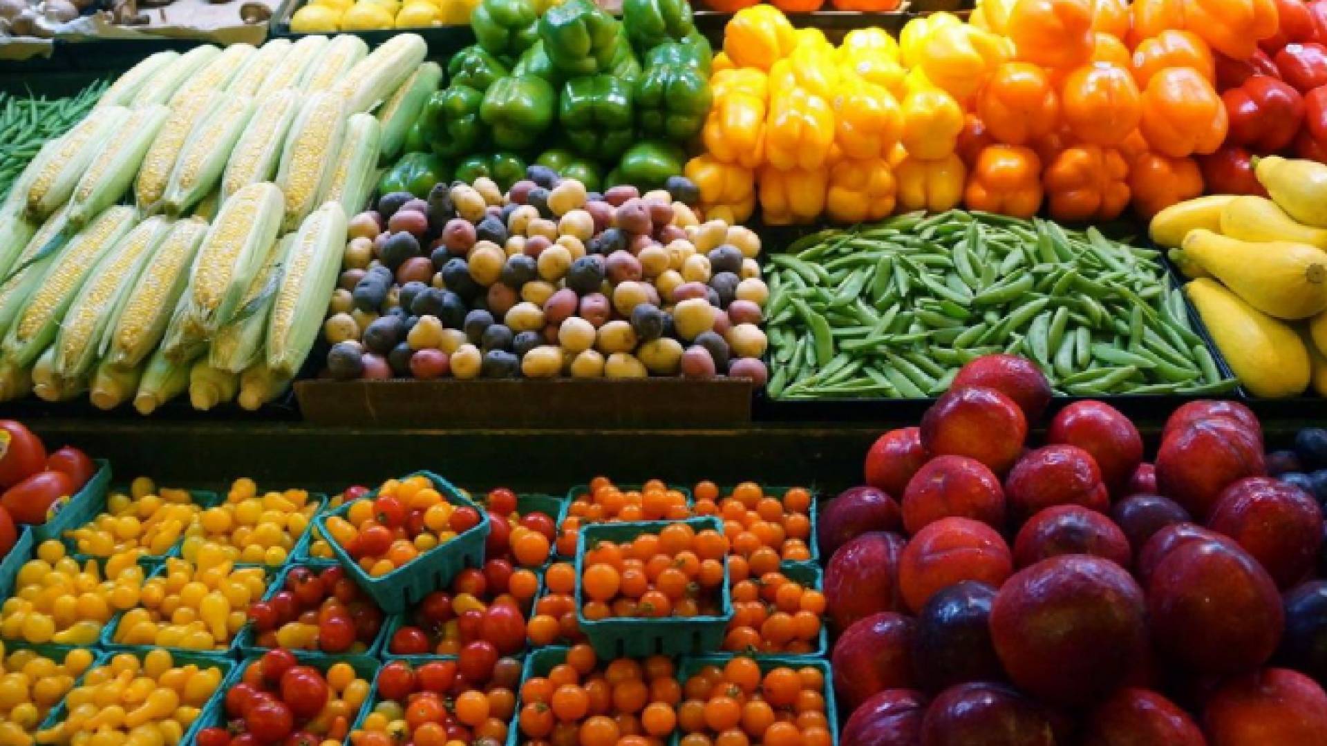 أصناف من الخضار والفواكه