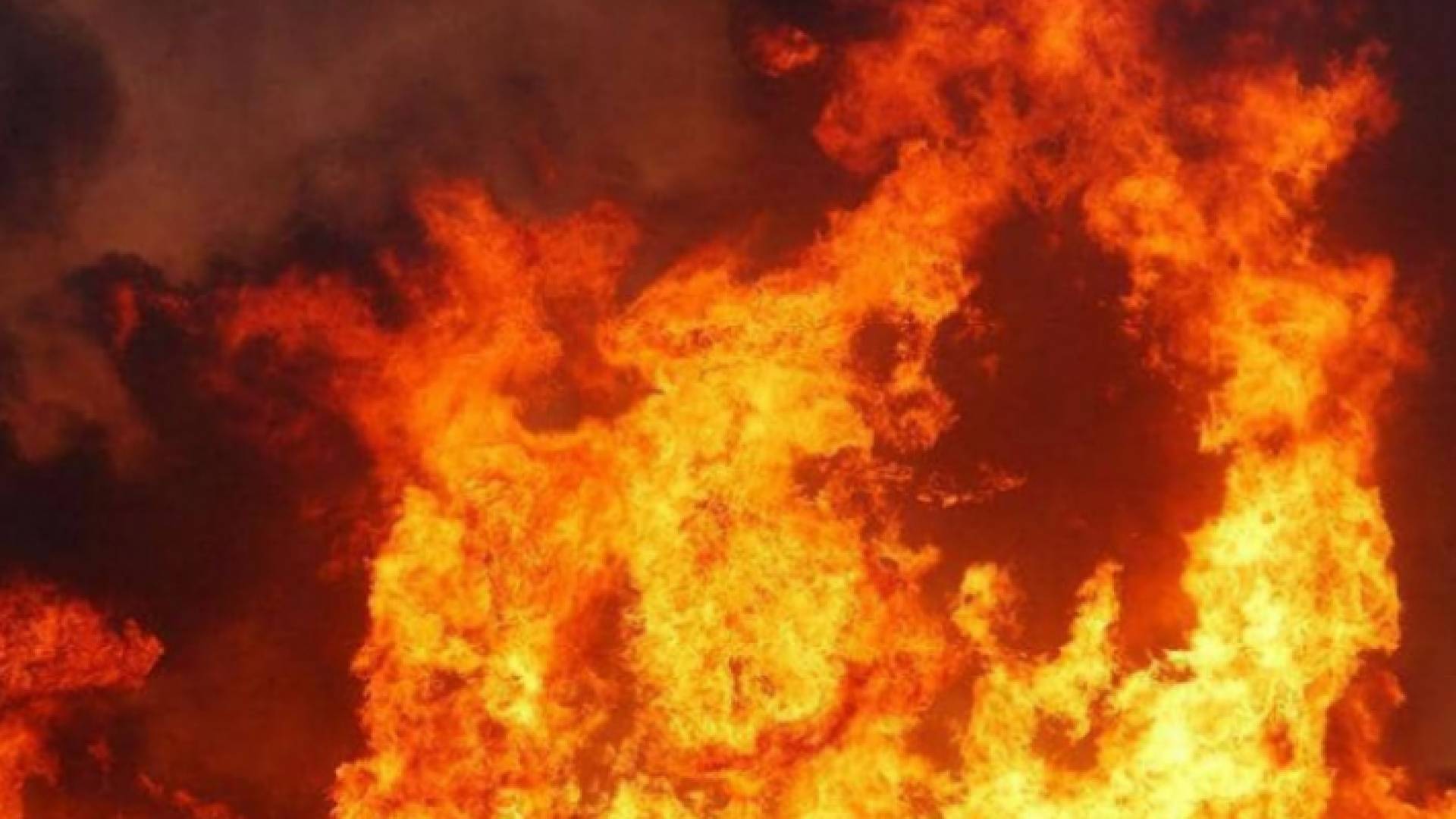 صورة أرشيفية لألسنة متصاعدة من اللهب