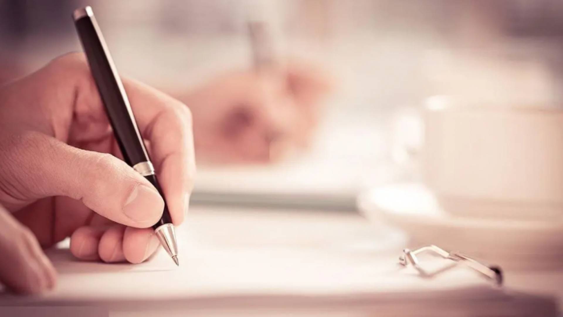 شخص يدون ملاحظات