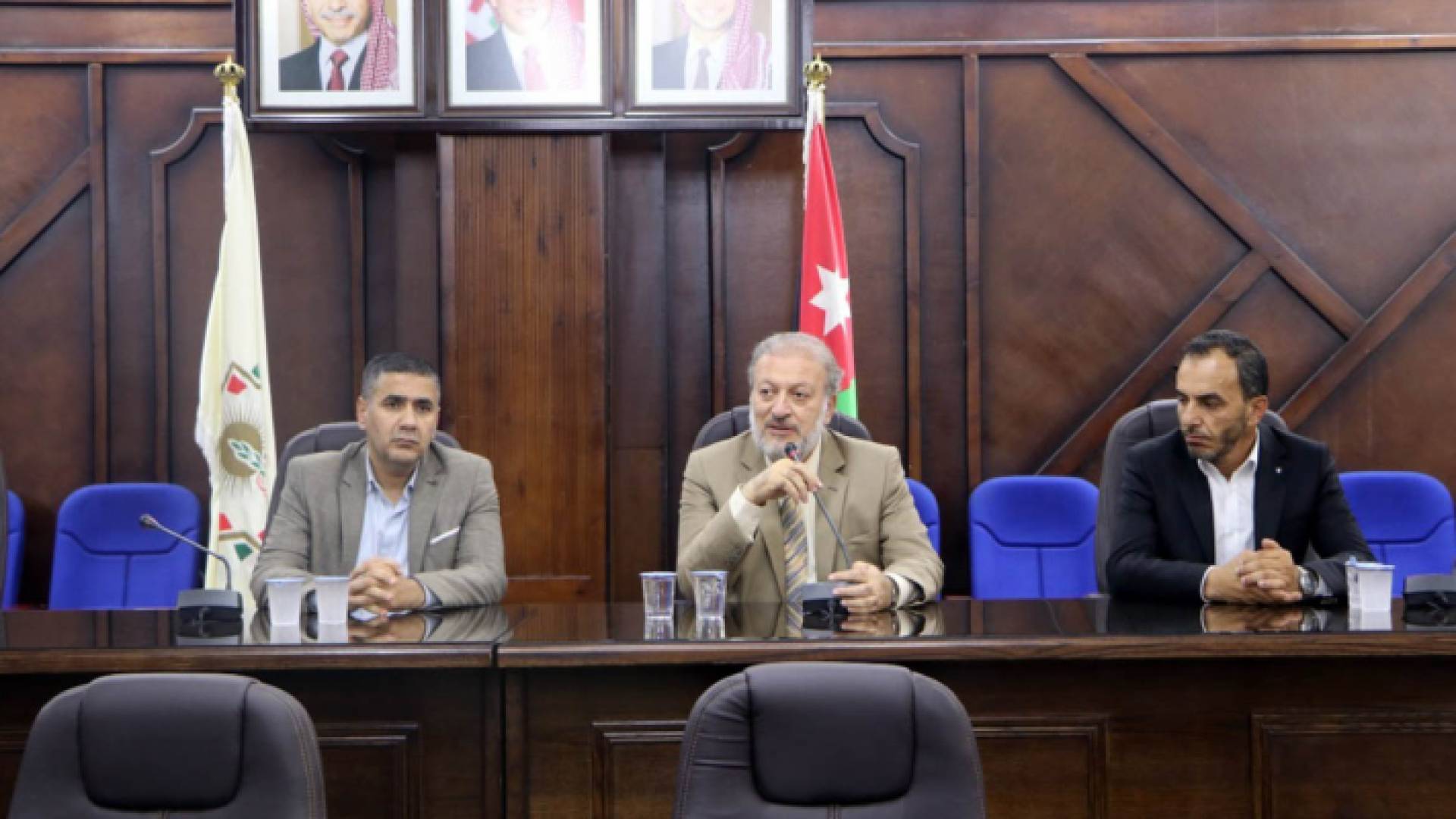 رئيس بلدية إربد نبيل الكوفحي أثناء الاجتماع