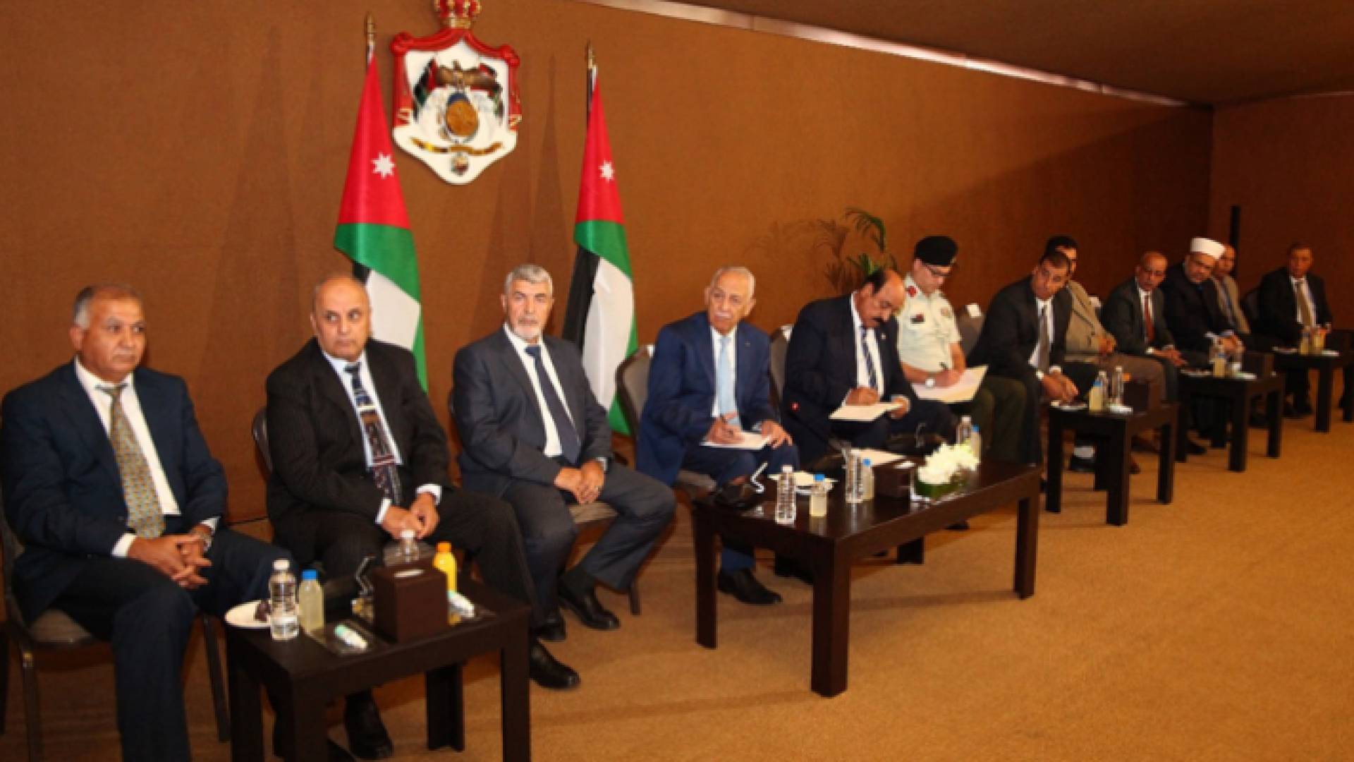 رئيس الديوان الملكي الهاشمي يوسف العيسوي (الرابع من اليسار) يلتقي متقاعدين عسكريين