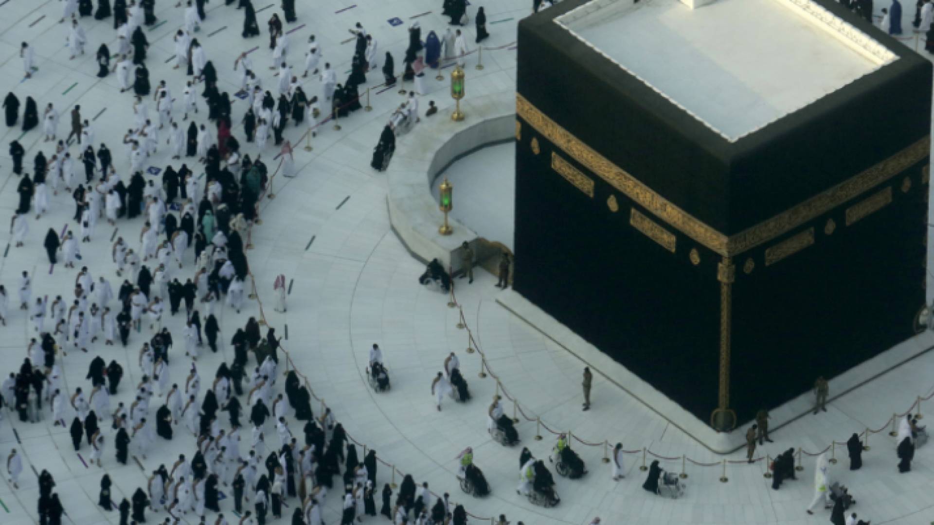 حجاج ومعتمرون حول الكعبة المشرفة في مكة